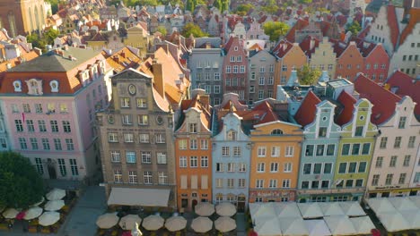 Colorful-Houses-in-Gdansk's-Long-Market-Square-at