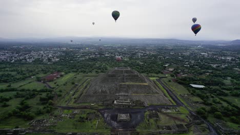 Aerial-view-towards-the-Pyramid-of-the-sun