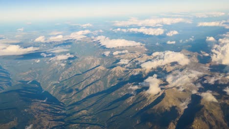 Schöne-Bergkette-Bedeckt-Von-Cumulus-Wolken-Pov