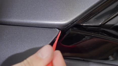 Detailing-Car-Wrapping-Coating-with-Small-Plastic-Tool