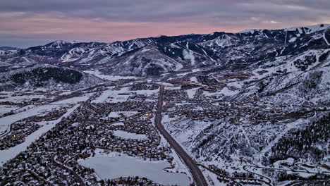 Park-City-Utah-Aerial-V29-Cinematic-Dolly-In-Drohnenüberführung-Snyderville-Nachbarschaft,-Die-Das-Bergstadtbild-Und-Die-Weiße,-Schneebedeckte-Berglandschaft-Bei-Sonnenuntergang-Einfängt-–-Aufgenommen-Mit-Mavic-3-Cine-–-Februar-2022