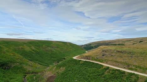 Drohnen-Luftaufnahmen-Von-Moorlandschaften-In-Den-Tälern-Von-Yorkshire,-Die-Sich-Langsam-Einen-Fußweg-Hinauf-Bewegen