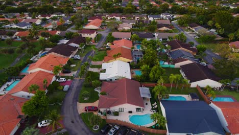 Miami-Vorort-Nachbarschaft-Kendall-Drohne-Antenne-Rückwärts-Offenbaren