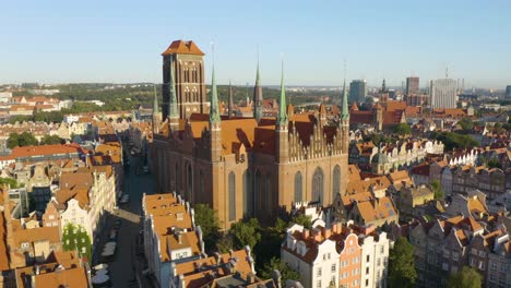Filmische-Luftaufnahme-Der-Marienkirche-In