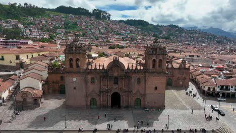 Establecimiento-De-Vista-Aérea-De-Drones-Voladores-De-Cusco-Peru