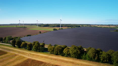 Langsamer-Drohnenflug-über-Modernen-Photovoltaik-Solarpark