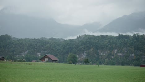 Berg-Nebel-Bauernhof-Regen-Wolkig-Launisch-Schweiz-Dorf