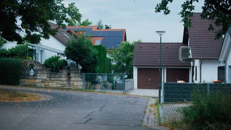 Nachbarschaft-Spaziergang-Straße-Tor-Herbst-Launisch-Grauer-Himmel