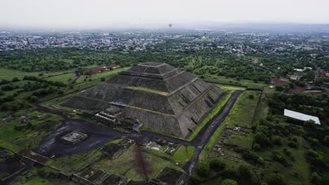 Pirámide-De-Teotihuacan-Día-Lluvioso-Oscuro-En-San-Juan