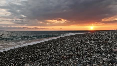 Herrlicher-Sonnenuntergang-An-Einem-Leeren-Strand-In-Italien