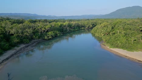 Luftüberführung-Exotischer-Fluss-Rio-Munoz-In-Der-Tropischen-Landschaft-Der-Dominikanischen-Republik-Im-Sommer