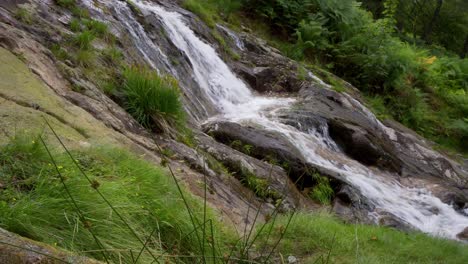 Videomaterial-Von-Maßstabsgetreuer-Kraft-Ein-Wasserfall-Am-Buttermere-Lake,-Dem-Höchsten-Wasserfall-Im-Lake-District,-Besteht-Aus-Drei-Verschiedenen-Wasserfällen