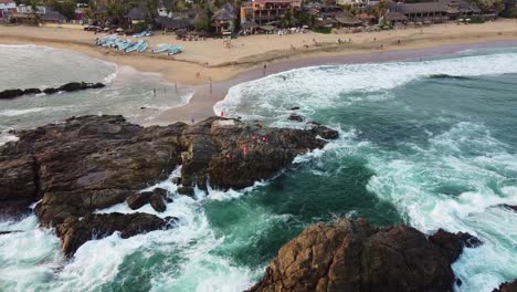 Waves-crashing-down-in-the-Pacific-Ocean,-Oaxaca