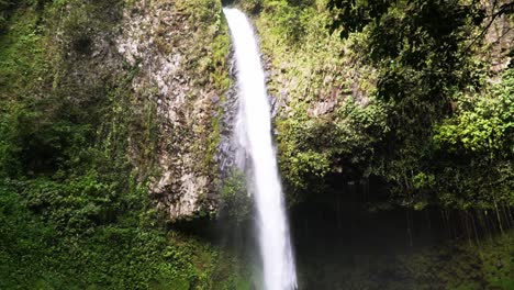 Tilt-up-shot-of-la-fortuna-waterfall-in-the-rain-forest-of-costa-rica-in-central-america