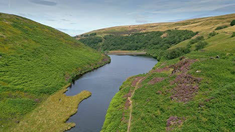 Landschaftsdrohnen-Luftaufnahmen-Von-Landschaftstälern-In-Yorkshire,-Moorland-Und-Reservoirwasser