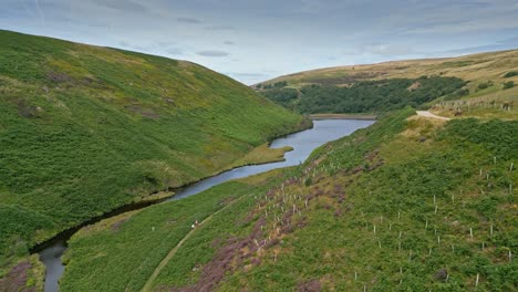 Drohnen-Luftaufnahmen-Von-Landschaftstälern-In-Yorkshire,-Moorland-Und-Reservoirwasser