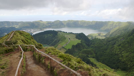 Paisaje-épico-En-La-Famosa-Ruta-De-Senderismo-En-La-Isla-De-São-Miguel-De-Las-Azores