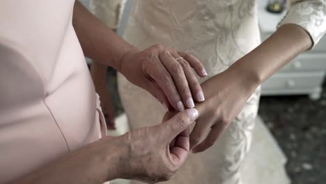 Brautjungfer,-Die-Am-Hochzeitstag-Einen-Ring-Mit-Einem-Weißen-Juwel-An-Den-Finger-Der-Magd-Legt