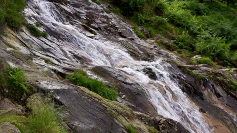 Maßstabsgetreue-Videoaufnahmen-Erzwingen-Einen-Hohen-Wasserfall-Am-Buttermere-Lake,-Dem-Höchsten-Wasserfall-Im-Lake-District,-Der-Aus-Drei-Unterschiedlichen-Wasserfällen-Besteht