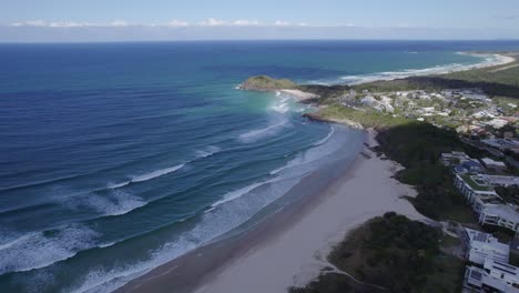 Weißer-Sandstrand-Und-Türkisfarbenes-Wasser-In-Cabarita-Beach,-New-South-Wales,-Australien---Luftdrohnenaufnahme