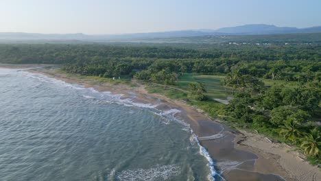 Ruhige-Natur-Mit-Tropischem-Strand-Playa-Dorada-In-Puerto-Plata,-Dominikanische-Republik