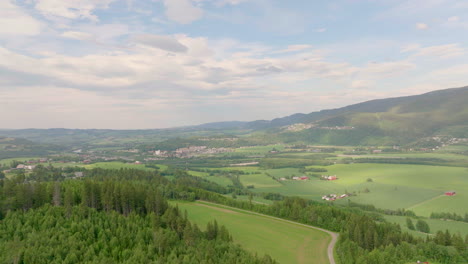 Landschaft-Aus-Grünen-Wäldern,-Wiesen-Und-Bergen-Tagsüber-In-Der-Ländlichen-Gegend-Von-Trondheim-In-Trondelag,-Norwegen