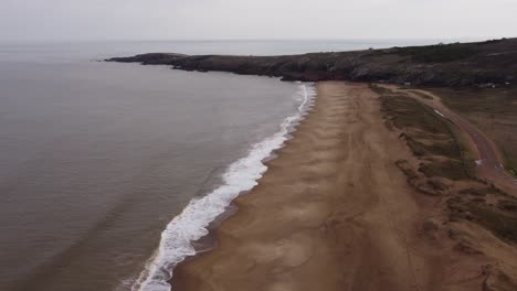 Luftbild-Von-Punta-Ballena-Mit-Sandstrand-In-Punta-Del-Este-An-Bewölkten-Tagen,-Uruguay