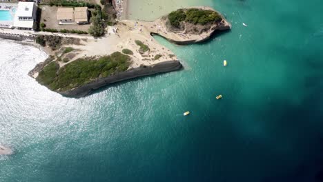 Luxusresort-Auf-Einer-Felsenklippe-Mit-Unberührtem-Meerwasser-Im-Urlaubsreiseziel-Der-Insel-Korfu-In-Griechenland