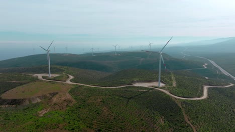 Seitliche-Luftaufnahme-Eines-Windparks-In-Den-Bergen-Im-Norden-Chiles