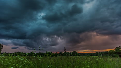 Zeitraffer-Der-Bewegung-Von-Gewitterwolken-Vom-Gras-Auf-Dem-Boden-Bei-Sonnenuntergang