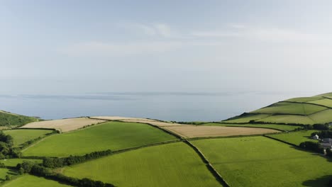 Beautiful-Green-Rolling-Hills-And-Atlantic-Blue-Ocean-View-In-Fowey,-Cornwall,-UK
