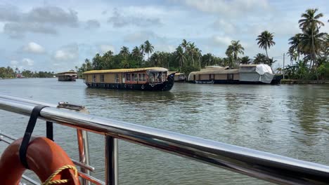 Vista-Estática-Del-Crucero-Casa-Flotante-En-Los-Remansos-De-Kerala
