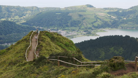 Schöner-Wanderweg-Auf-Den-Azoren-Mit-Bergblick-Zum-Kratersee