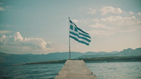 Blick-Auf-Eine-Griechische-Flagge-Auf-Einem-Seesteg