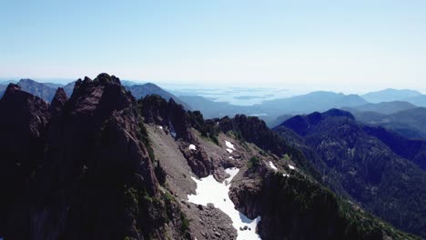 Zerklüftete-Berge-Im-Schatten-Luftschwenk-Links---Mackenzie-Range,-Vancouver-Island,-BC,-Kanada