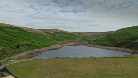 Drohnen-Luftaufnahmen-Von-Landschaftstälern-In-Yorkshire,-Moorland-Und-Reservoirwasser-2