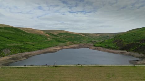 Drohnen-Luftaufnahmen-Von-Landschaftstälern-In-Yorkshire,-Moorland-Und-Reservoirwasser-1