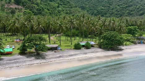 Kerandangan-Strand-In-Senggigi-Lombok-Mit-Wunderschöner-Kokosnussbaumfeldlandschaft,-Antenne