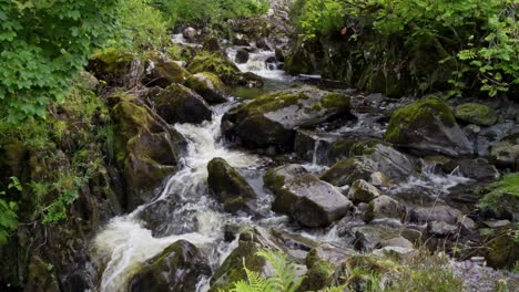 Videoaufnahmen-Von-Watendlath-Beck,-Fluss,-Hier-Entspringen-Die-Lodore-fälle-–-Eine-Touristenattraktion-Im-Lake-District-Aus-Der-Viktorianischen-Zeit