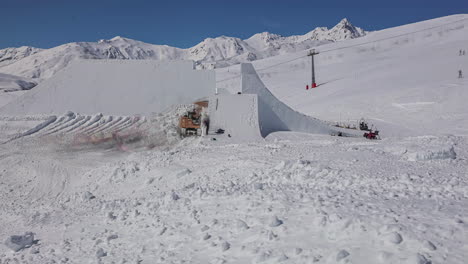 Las-Máquinas-Quitanieves-Preparan-Las-Pistas-Para-El-Concurso-De-Esquí-En-La-Estación-De-Invierno-De-Tirol,-Austria