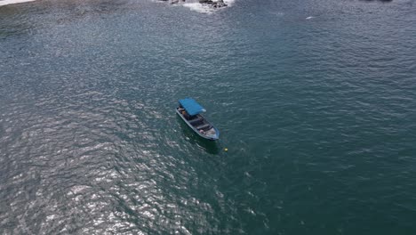 Einspielung-Eines-Einzelnen-Kleinen-Fischereifahrzeugs-In-Küstennähe