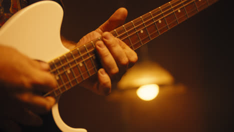Primer-Plano-De-Los-Dedos-Tocando-La-Guitarra-Eléctrica-2