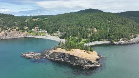 Aerial-view-pushing-toward-the-Washington-State-coast-covered-with-evergreen-trees