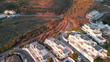 Paneo-De-Drones-Estacionarios-Al-Atardecer-Que-Revela-Casas-De-Vacaciones,-Jardines-Y-Piscinas-Al-Atardecer