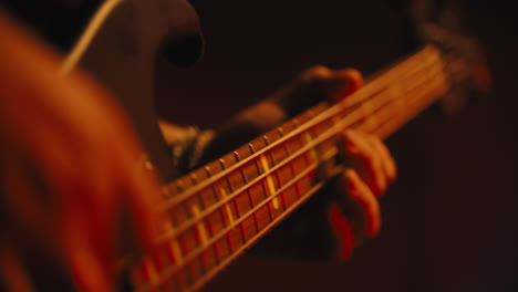 Nahaufnahme-Von-Fingern,-Die-Bassgitarre-Spielen-1