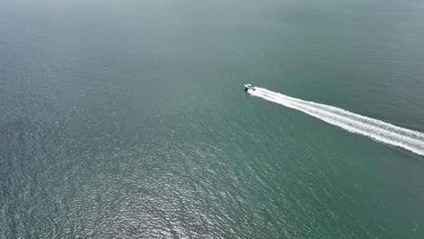 Drohnenaufnahme-Eines-Motorboots,-Das-In-Tiefem-Wasser-Eine-Große-Spur-Erzeugt