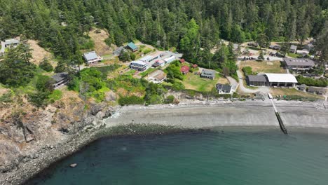 Luftaufnahme-Der-Häuser-Am-Strand-Von-Rosario-Im-US-Bundesstaat-Washington