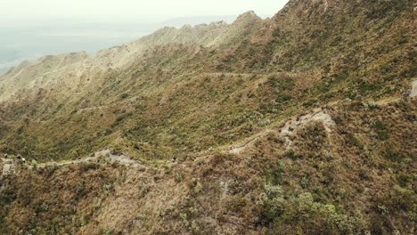 Gruppe-Von-Wanderern-Steigt-Den-Longonot-berg-In-Kenia-Hinab---Hochwertige-4k-aufnahmen-Aus-Der-Luft