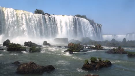 Vista-De-ángulo-Bajo-De-Las-Hermosas-Cataratas-Del-Iguazú,-En-La-Frontera-De-Brasil-Argentina