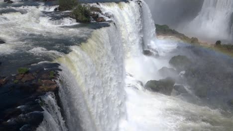 ángulo-Alto-Sobre-Las-Asombrosas-Cataratas-Del-Iguazú-En-El-Parque-Nacional-Brasileño-De-Iguacu,-Un-Sitio-Del-Patrimonio-Mundial-De-La-Unesco